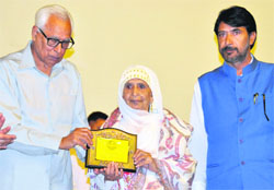 Governor NN Vohra felicitates legendary singer Raj Begum in Srinagar.