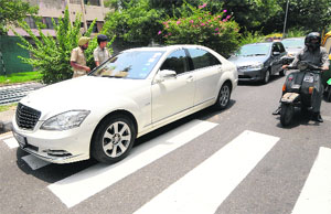 Chandigarh Traffic Police argue with the driver of a Mercedes car who violated traffic rules at the traffic light point of Sectors 20 and 21.