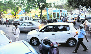  Traffic chaos in the parking area of the market.