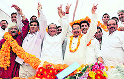 Congress leaders welcome new state party president Kishore Upadhayay during a programme at the Congress Bhawan in Dehradun on Sunday. 