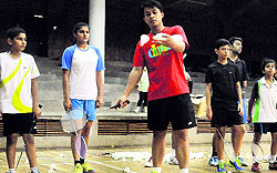 Indonesian coach Hendra Mulyono gives tips to shuttlers at Panjab University in Chandigarh