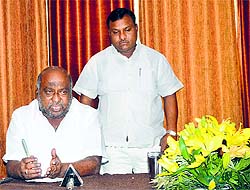 Telangana Forest and Environment Minister Jogi Rammana talks to mediapersons in Mandi on Monday.