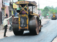 A road roller carpets the Dera Bassi-Issanpur strech in Dera Bassi. Tribune Photo: Nitin Mittal
