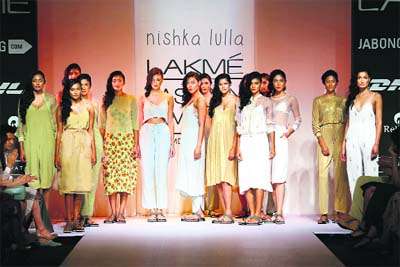 Models in slippers at Nishka Lullas show