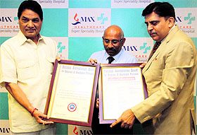 Health Minister Sureinder Singh Negi presents the national accreditation certificate to Max Super Specialty Hospital officials in Dehradun on Wednesday. 