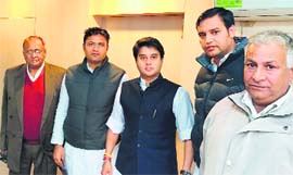 Representatives of Bhakra oustees with former Union minister Jyotiraditya Scindia (C) and state Congress president Ashok Tanwar (2L).