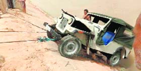 The ill-fated jeep being taken out of the Rajasthan canal near Jandwala Bishnoian in Sirsa.