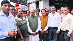 Former Chief Minister PK Dhumal (centre) with BJP workers in Dharamsala on Wednesday.