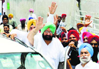 Amritsar MP Capt Amarinder Singh greets people at a road show in Majitha during his thanksgiving tour of the constituency on Thursday. Tribune photo