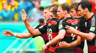 Germany's Thomas Mueller (2nd R) celebrates with teammates Bastian Schweinsteiger, Miroslav Klose, Toni Kroos, Benedikt Hoewedes and Mats Hummels after scoring their first goal against USA at the Pernambuco Arena.