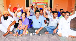Unemployed ETT (TET clear) teachers raise slogans against the Punjab Government in Bathinda on Friday.