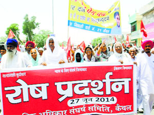Maruti workers and residents, under the banner Nagrik Adhikar Sangharsh Samiti, take out a procession in Karnal on Friday.