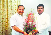  Trilok Kapoor during a meeting with Union Minister Jualo Ram  in New Delhi on Thursday.