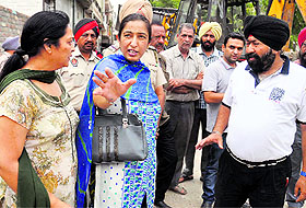 Owners (extreme let and right) argue with Assistant Town Planner Kamaljit Kaur (centre);