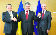 Ukraines President Petro Poroshenko (C) poses with European Commission President Jose Manuel Barroso (L) and European Council President Herman Van Rompuy in Brussels on Friday.