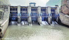 Water rises to the danger level at the Larji barrage. Between 6.15 pm and 6.45 pm, 250 cumecs of water is released. At 7 pm, another 450 cumecs is unleashed.