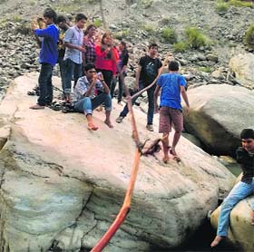 Around this time, the students were having fun taking pictures atop huge boulders in the riverbed, unmindful of the lurking danger. Joy soon turned into shouts of despair.