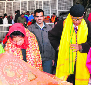 Governor NN Vohra and First Lady Usha Vohra at the Amarnath shrine on Saturday.