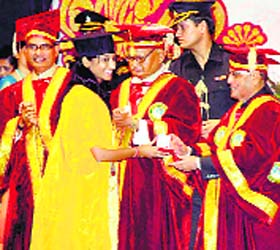 President Pranab Mukherjee presents a medal to a student at Devi Ahilya University in Indore on Saturday