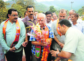 Veteran BJP leader Shanta Kumar gets a warm welcome at the core group meeting of the BJP at Palampur on Saturday. 