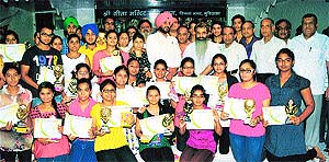 Congress MP Ravneet Singh Bittu and MLA Bharat Bhushan Ashu with meritorious students at Shree Geeta Mandir, Vikas Nagar, in Ludhiana. 
