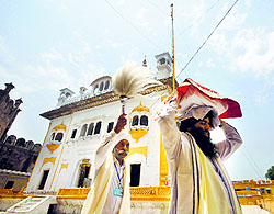 Sikh pilgrims perform a ritual while visiting Maharaja Ranjit Singh's mausoleum in Lahore on Sunday. Hundreds of Sikh pilgrims attended the ceremonies to commemorate 175th death anniversary of Maharaja Ranjit Singh, a former Sikh ruler of the united Punjab region under the British colonial rule