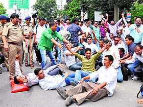 TET certificate holders protest at Gandhi Park in Dehradun on Monday. A Tribune photograph