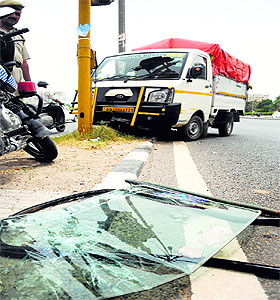 The auto-rickshaw driver and woman passenger at the site of accident;