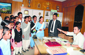 Students of senior secondary school, Thaltu Khod, meet SP Mohit Chawla in Mandi on Wednesday.