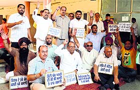 Congress councillors protest against the MC authorities in Ludhiana.