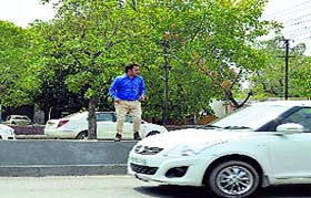 risking his life, a youth jumps a divider on the stretch