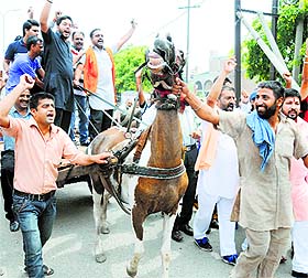 Members of the Shiv Sena Yuva Morcha protest against the government in Ludhiana on Wednesday