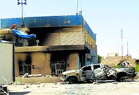 A police station was burned down after clashes erupted between the ISIL and Iraqi security forces in central Tikrit on Tuesday.