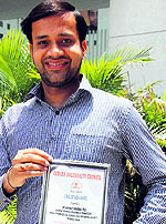 Dr Navneet Khurana shows Jewel of India award certificate