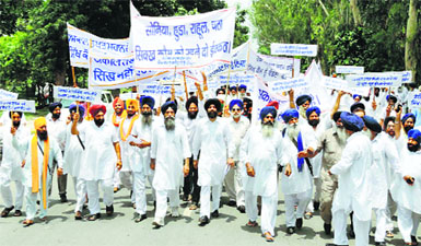 Members of the SGPC take out a protest march against the state governments move of setting up HSGPC here in Kurukshetra on Friday.