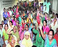 Anganwari workers protest against the government at the DC office