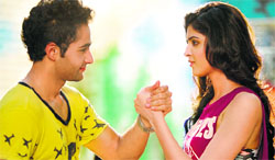 A still from Lekar Hum Deewana Dil