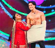 Bare dare: Tiger shroff with Bharti in Comedy circus