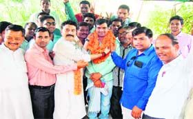 Sanjeev Chaudhari, president of the newly formed Ganga Vyapar Mandal, being garlanded by traders at the Vedic Mohan Ashram in Haridwar on Sunday