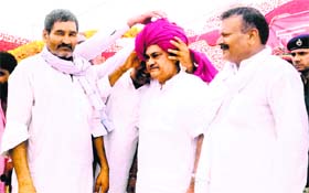 Villagers honour Jan Chetna Party chief Venod Sharma during a public meeting at Beri town in Jhajjar on Sunday