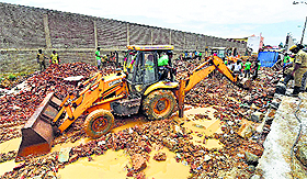 Rescuers at the site of the wall collapse near Uttarapalayam in Thiruvallur district of Tamil Nadu on Sunday. 