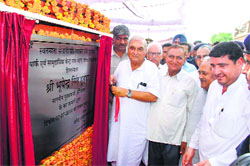 Chief Minister Bhupinder Singh Hooda lays the foundation stone of Ch Ranbir Singh Hooda Park at Mehra 
