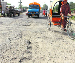 The worn out road at Rose Garden Chowk.