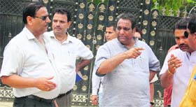 Dehradun Mayor Vinod Chamoli reviews civic amenities in the Clement Town area of Dehradun on Tuesday.
