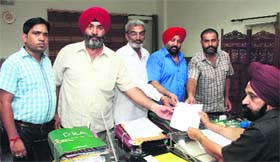 Congress councillors representing the dynamic group submit a memorandum to ADC (G) Pritam Singh against the decision on distribution of blue cards through local MLAs in Jalandhar on Tuesday.