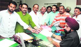 Members of Hind Kranti Dal submit a memorandum to the ADC in Jalandhar on Tuesday.