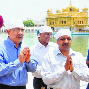 Petroleum Secretary Saurabh Chandra (in blue shirt) with the Chairman and Managing Director of GAIL, BC Tripathi, at the Golden Temple in Amritsar on Wednesday.