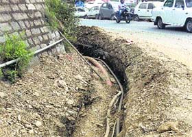Underground high-voltage electric cables damage the water supply and drainage on the highway stretch between Khalini and Vikasnagar in Shimla