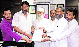 Muslims present a memorandum to Mayor Sunil Jyoti for water shortage in Jalandhar on Wednesday.