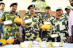 MF Farooqui, DIG (2nd from left), displays the seized heroin and fake currency in Amritsar on Wednesday.